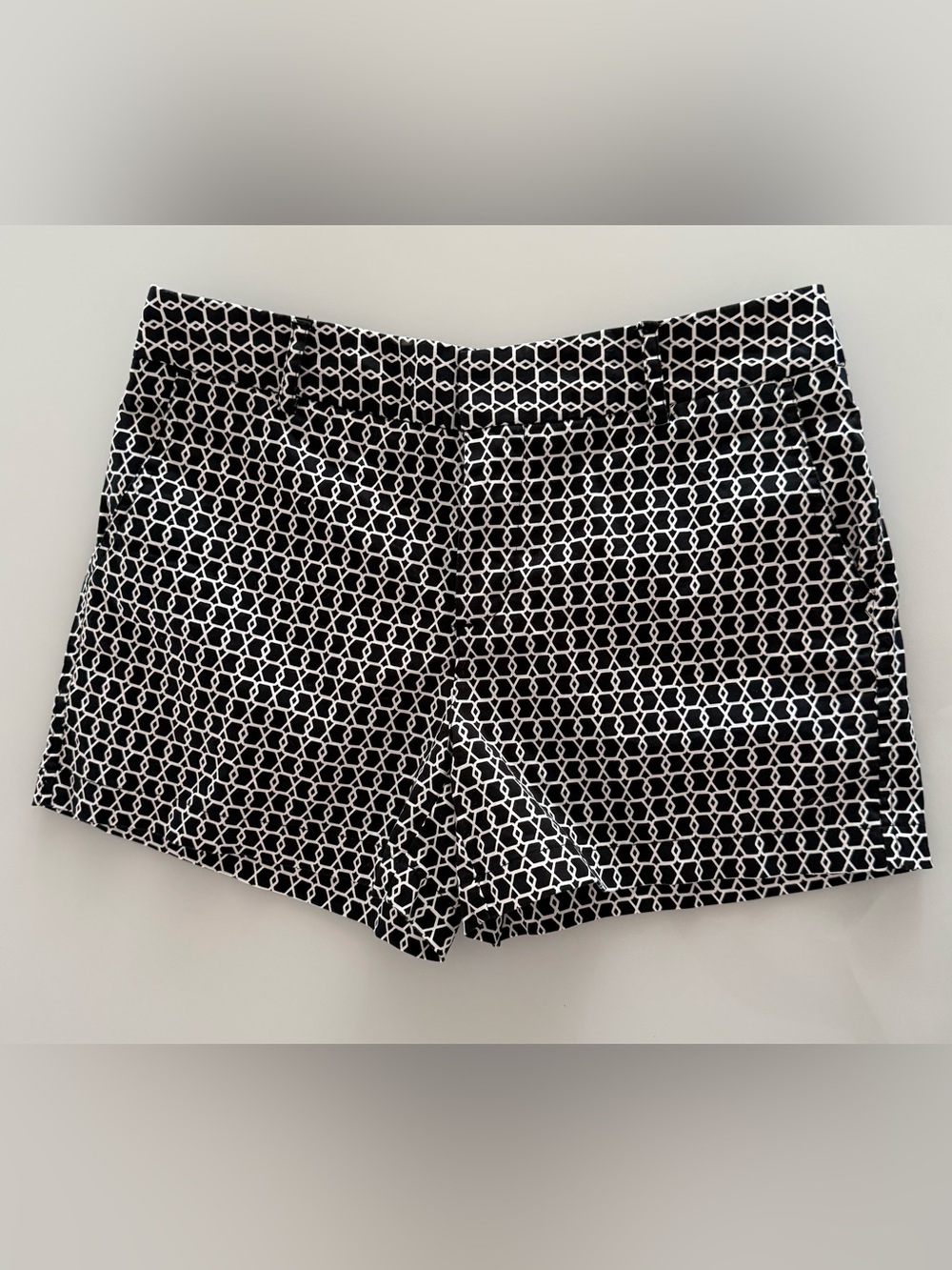 Jones New York (JNY) Geometric Black White Pattern Woman’s Shorts - Size 6 - EUC